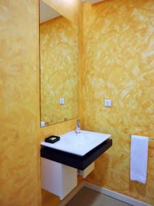 W łazience znajduje się umywalka i lustro. w obiekcie Anis Lux Tavira Residence Villa 5M w mieście Luz de Tavira