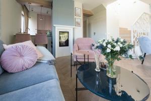 een woonkamer met een bank en een glazen tafel bij Aqua Your Stay in Sasino