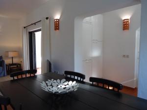 Terrace Villa 19B في سانتا لوزيا: طاولة غرفة طعام سوداء مع وعاء أبيض عليها