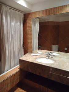 uma casa de banho com um lavatório e um espelho em Seaside Villa em Santa Luzia