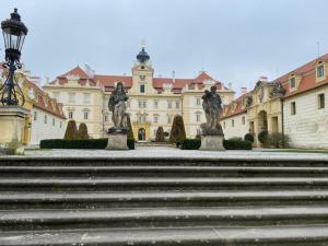 um conjunto de escadas em frente a um edifício em Apartmán Domenica 404 em Mikulov