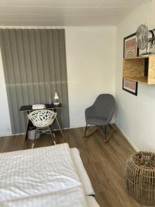 una camera con letto, tavolo e sedia di Hotel Sniva a Rønne