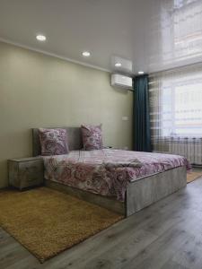 Un pat sau paturi într-o cameră la ApartNew in City Centr