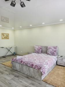 Un pat sau paturi într-o cameră la ApartNew in City Centr