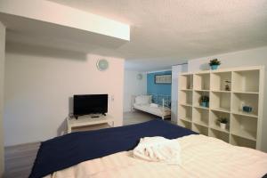 A bed or beds in a room at Budapest Easy Flat Opera