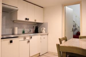 A kitchen or kitchenette at Budapest Easy Flat Opera