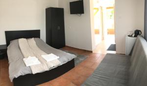1 dormitorio con 1 cama con 2 almohadas en Bor-Vendégház, en Kiskőrös