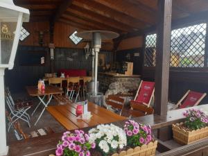 een restaurant met een tafel en stoelen en bloemen bij Hotel Restaurant Bauernstube in Eschenburg