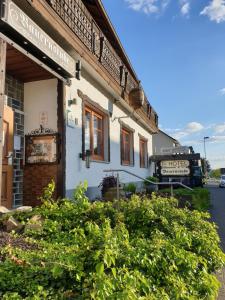 Gedung tempat hotel berlokasi