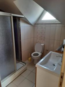 uma casa de banho com um WC, um chuveiro e um lavatório. em ADA APART OTEL em Çanakkale