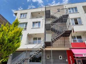 un edificio de apartamentos con una escalera de incendios en ADA APART OTEL, en Canakkale