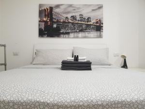 ミラノにあるPretty Spaceのベッドルーム1室(壁に絵画が描かれた白い大型ベッド1台付)