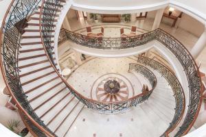 una vista aérea de una escalera de caracol en un edificio en Baltic Star Hotel en Petrodvorets