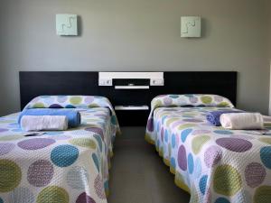 a room with two beds in a room at Dukes Habitaciones in Bascuas