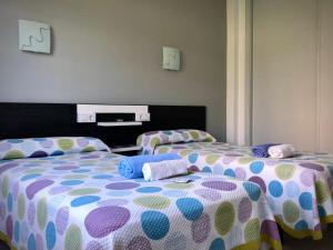 two beds sitting next to each other in a room at Dukes Habitaciones in Bascuas