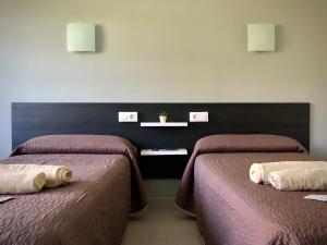 two beds sitting next to each other in a room at Dukes Habitaciones in Bascuas