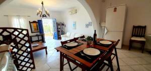 Ресторан / й інші заклади харчування у Mykonos Heritage Apartments #1