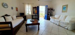Зона вітальні в Mykonos Heritage Apartments #1