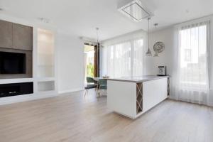 Kuchyňa alebo kuchynka v ubytovaní VIU Apartament Jelitkowo z ogrodem i parkingiem
