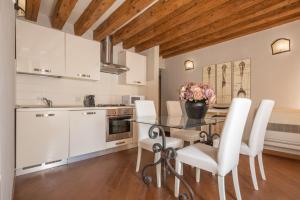 Kuchyňa alebo kuchynka v ubytovaní Corte Contarina San Marco Apartment R&R