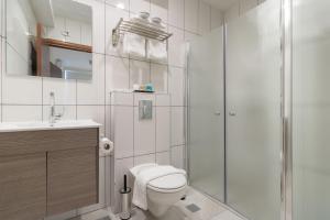 ein Bad mit einer Dusche, einem WC und einem Waschbecken in der Unterkunft DEM Hotel in Jerusalem