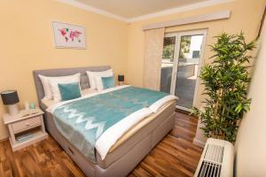 sypialnia z łóżkiem i balkonem w obiekcie San Marian Apartments w Podstranie
