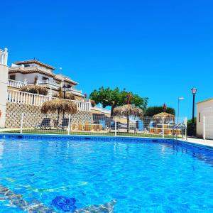 une grande piscine en face d'un bâtiment dans l'établissement Rafaello Apartment ,,La zona Cabo Roig, Area Cabo Roig", à Orihuela