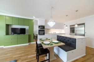 Kuchyňa alebo kuchynka v ubytovaní Apartament Nowy Świat Centrum