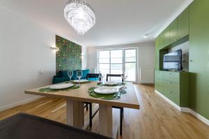 Televízia a/alebo spoločenská miestnosť v ubytovaní Apartament Nowy Świat Centrum