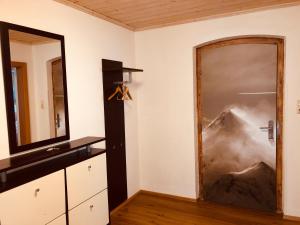 łazienka z drzwiami z górskim obrazem w obiekcie Familienappartements Eder - Free entry to Tauern SPA Kaprun included w Kaprunie +37 zdjęć