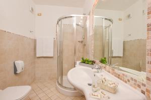Ett badrum på Castelsardo Resort Village