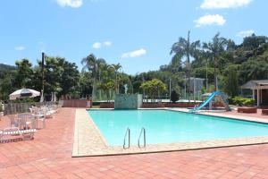 una piscina con tobogán y un parque infantil en Hotel Cavalinho Branco en Águas de Lindóia