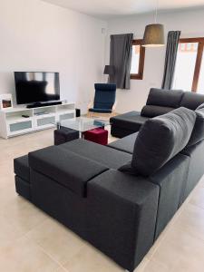 TV a/nebo společenská místnost v ubytování Villa 64, Vista Lobos, private heated pool x jacuzzi, Playa Blanca