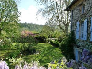 a garden in front of a house with flowers at Chambres d'hôtes Les Pesques in Palaminy