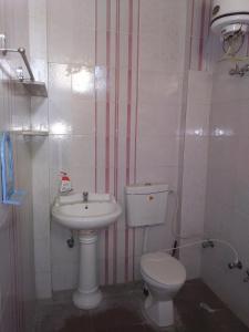 ห้องน้ำของ SOHANAs Homestays- 2 BHK Luxury Apartment near Jaipur International Airport