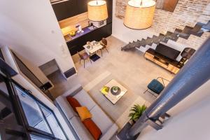 vista sul soffitto di un soggiorno e di una sala da pranzo di Amplísimo y coqueto apartamento de diseño en pleno centro a Siviglia
