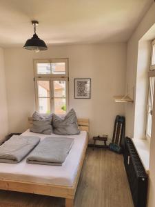 フリードリヒスハーフェンにあるFeWo Braustube Alte Brauerei Friedrichshafenのベッド2台と窓のある寝室