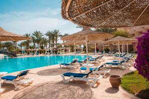Bazén v ubytování Pyramisa Beach Resort Sahl Hasheesh nebo v jeho okolí