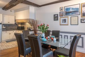 eine Küche und ein Esszimmer mit Tisch und Stühlen in der Unterkunft L'Arpege - appartement de charme cœur historique de Vannes in Vannes