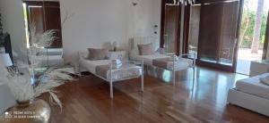 een woonkamer met 2 banken en 2 tafels bij Villetta Del Salento Exclusive B&B in Gallipoli