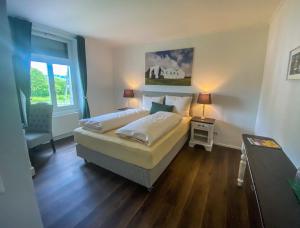 Un pat sau paturi într-o cameră la Trompeterschlössle Hotel & Residence