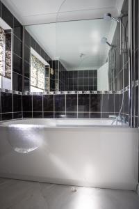 Bathroom sa Finch House by RentMyHouse