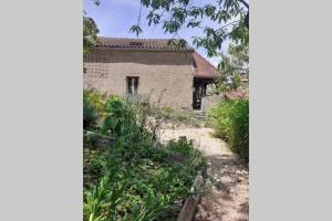 an external view of a house with a garden at La maison parfumée in La Valade