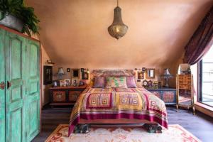 Una cama o camas en una habitación de Exclusive 4 bedroom Cotswolds Home with one bedroom Shepherds Hut