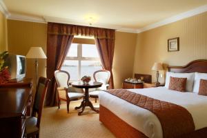 Un pat sau paturi într-o cameră la Dingle Skellig Hotel