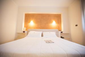A bed or beds in a room at Hotel Orientale