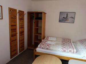 Habitación pequeña con cama y armario en Jasna 96, en Demänovská Dolina