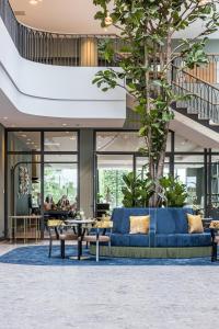 un soggiorno con divano blu in un edificio di Van der Valk Hotel Venlo a Venlo