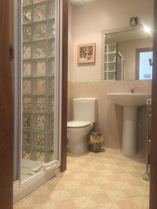 Koupelna v ubytování LA CASONA DE RALES VILLAVICIOSA + 29 fotografií