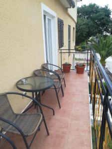 d'une terrasse avec des chaises et des tables sur un balcon. dans l'établissement Valki, à Poreč